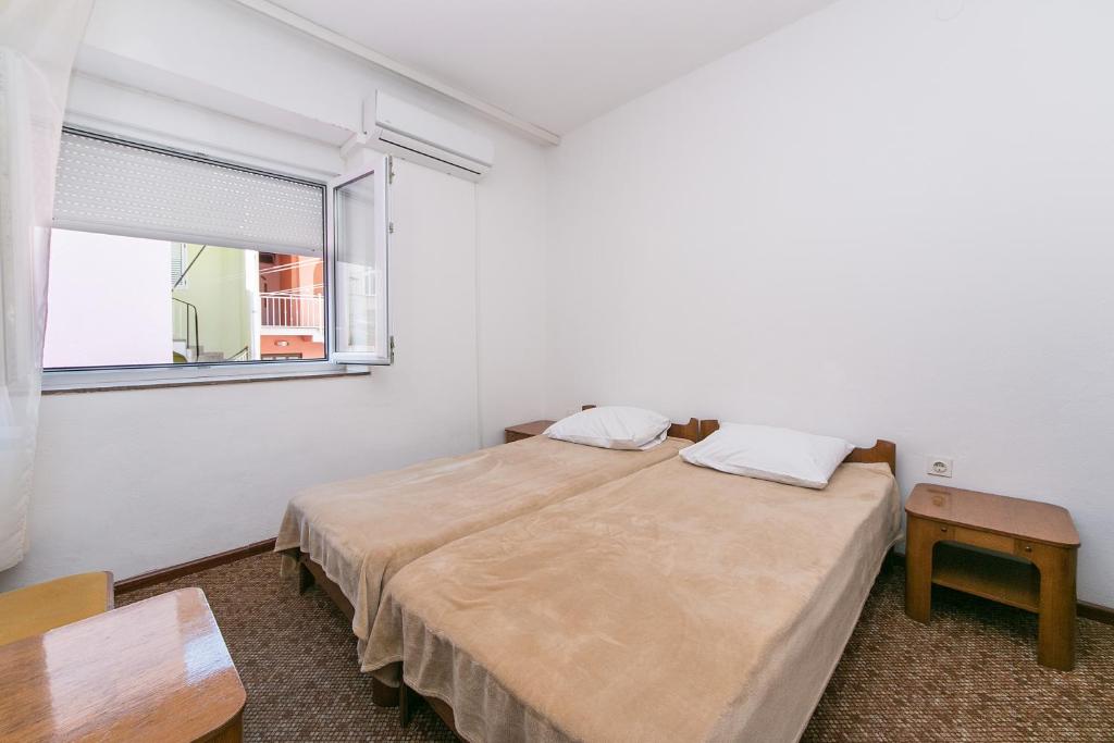 Postel nebo postele na pokoji v ubytování Rooms by the sea Gradac, Makarska - 16006