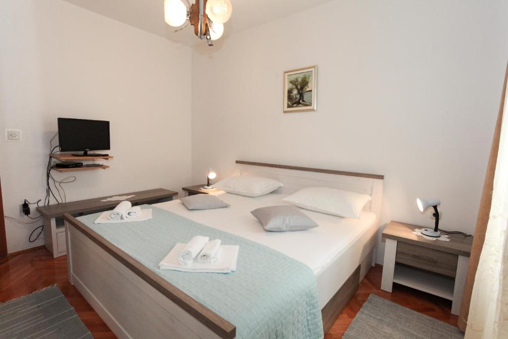 Posteľ alebo postele v izbe v ubytovaní Apartments with a parking space Pag - 16016