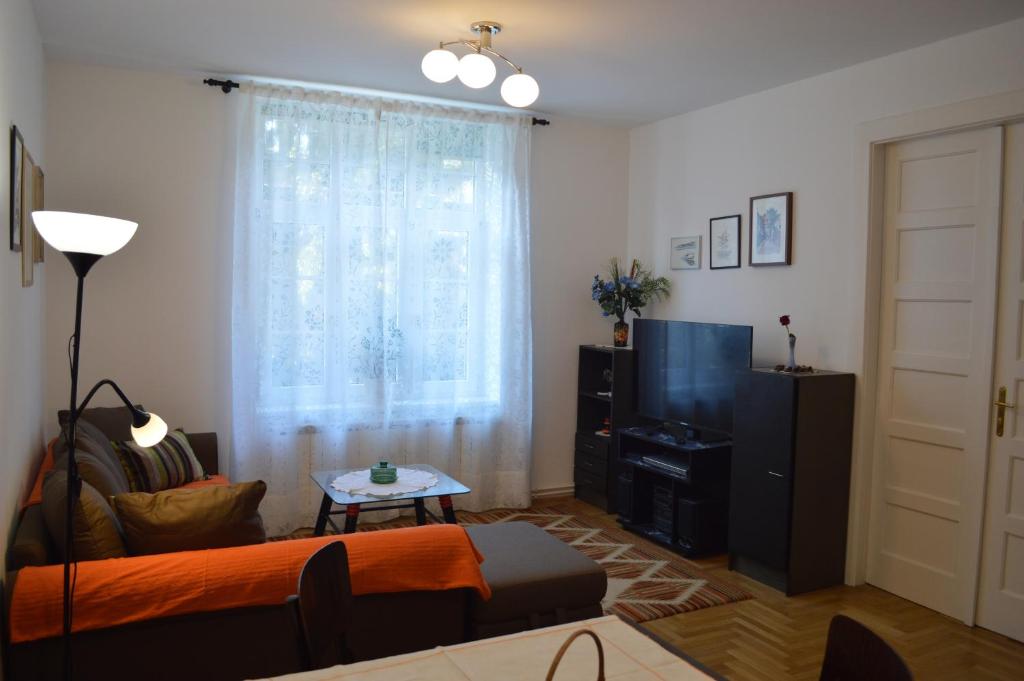 Televízia a/alebo spoločenská miestnosť v ubytovaní Apartments with WiFi Zagreb - 16061