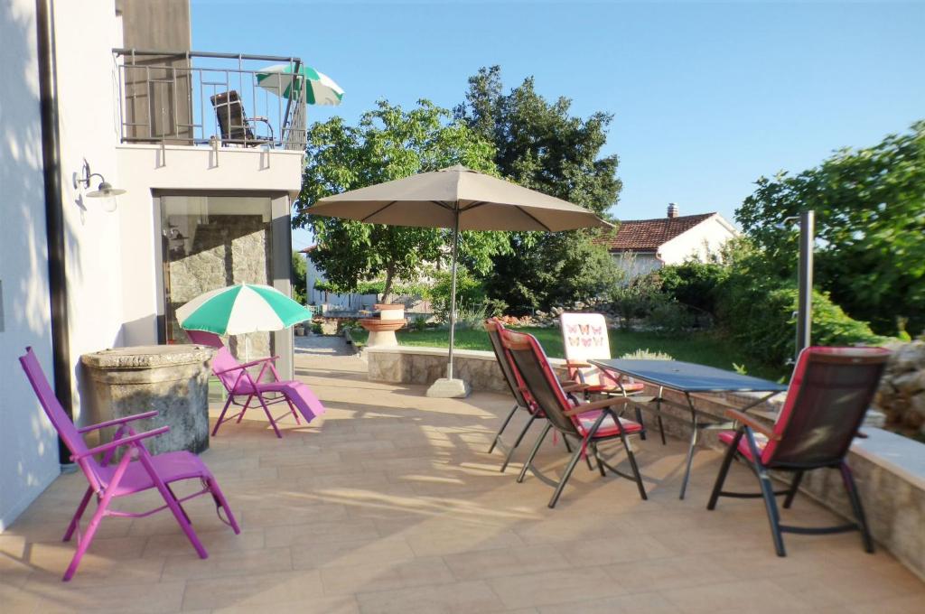 Balkón alebo terasa v ubytovaní Holiday house with a parking space Skrbcici, Krk - 16084