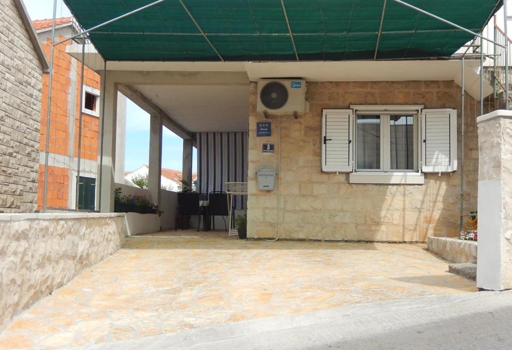 Budova, v ktorej sa apartmán nachádza