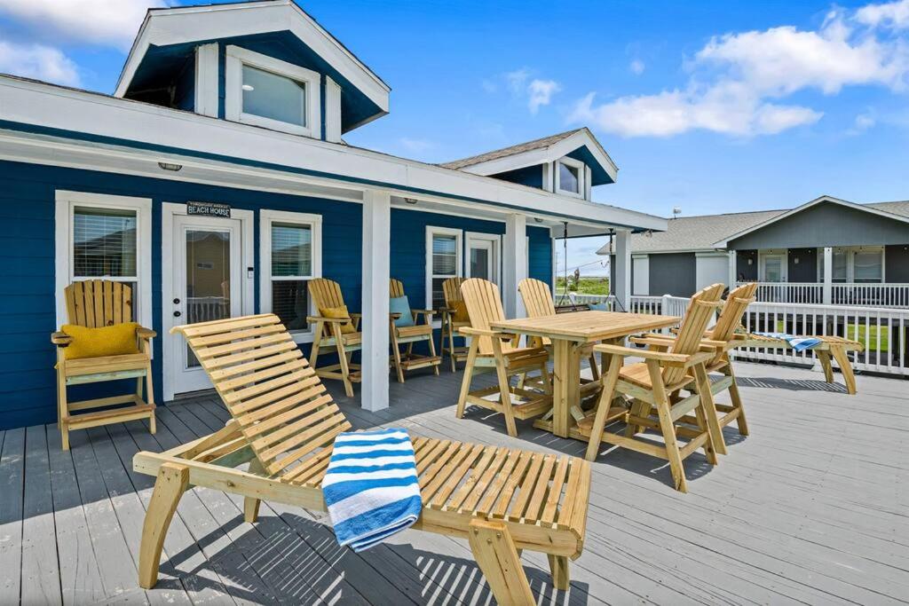 une terrasse avec des chaises et une table et des chaises en bois dans l'établissement *New Listing* Turquoise Breeze *Pool Table* Sleeps 11, à Crystal Beach