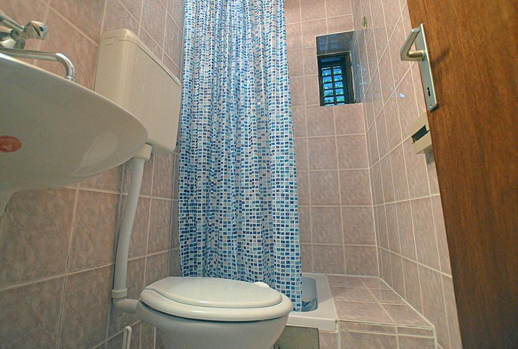Kúpeľňa v ubytovaní Apartments and rooms by the sea Podaca, Makarska - 16160