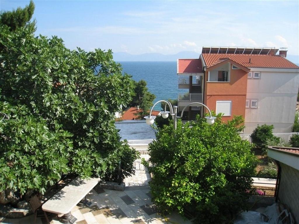 vistas al océano desde el balcón de una casa en Apartments and rooms by the sea Podaca, Makarska - 16114, en Podaca