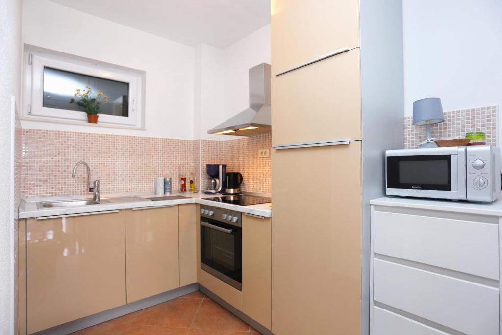 Kuchyň nebo kuchyňský kout v ubytování Apartments by the sea Trogir - 16211