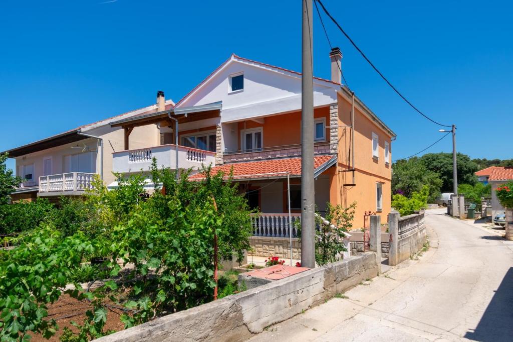 une maison sur le côté d'une rue dans l'établissement Apartments with a parking space Bibinje, Zadar - 16188, à Bibinje