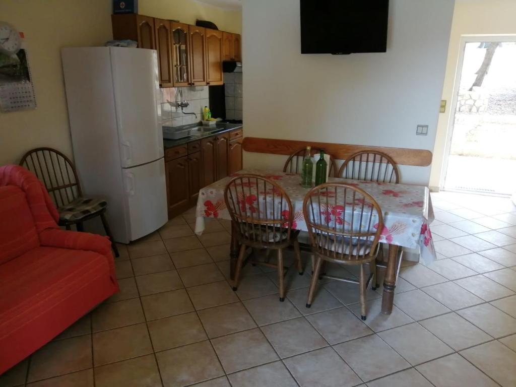 Kuchyň nebo kuchyňský kout v ubytování Apartments by the sea Cove Mulobedanj, Pag - 16285