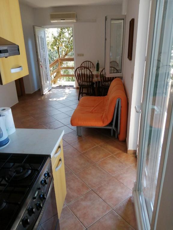 Kuchyň nebo kuchyňský kout v ubytování Apartments by the sea Cove Mulobedanj, Pag - 16285