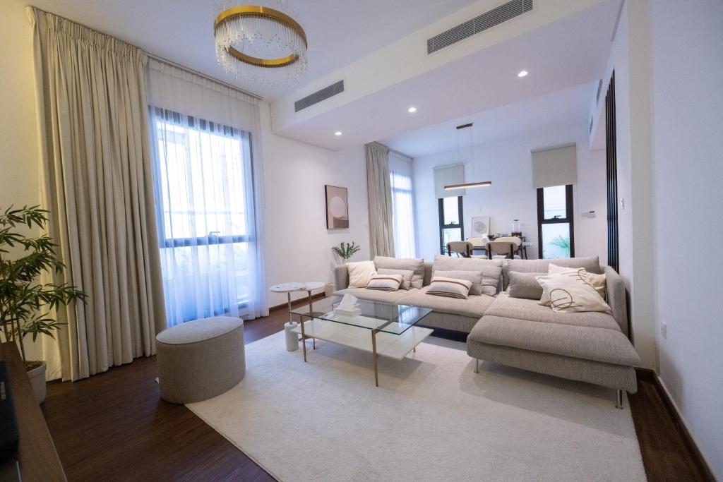 sala de estar con sofá y mesa en Villa Number 4 en Sharjah