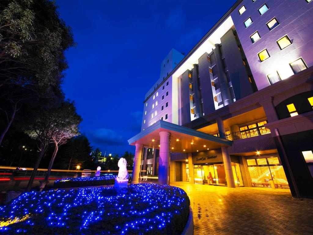 un edificio con luces azules frente a un edificio en Iki Stellacote Taiankaku en Iki