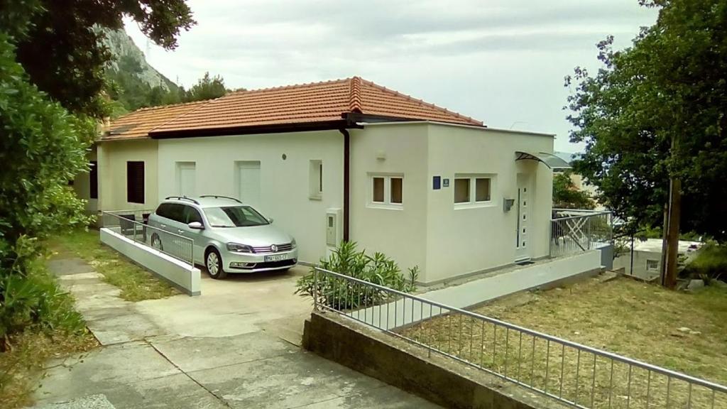 ein vor einem Haus geparkt in der Unterkunft Apartments with a parking space Gradac, Makarska - 16263 in Gradac