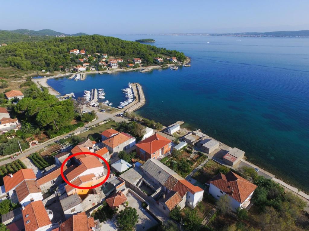 uma vista aérea de uma pequena ilha na água em Apartments by the sea Zdrelac, Pasman - 15318 em Zdrelac