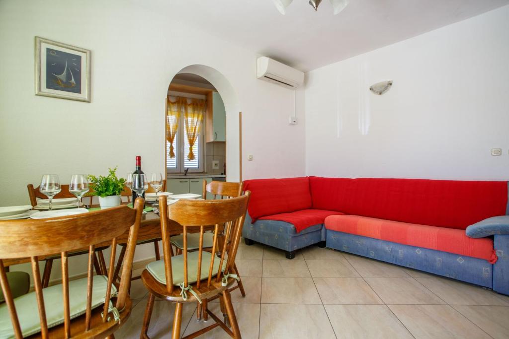 Fotografia z galérie ubytovania Apartments with a parking space Nemira, Omis - 15727 v Omise