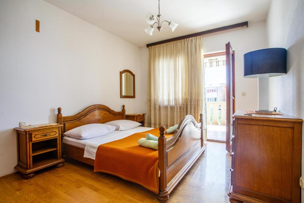 Fotografia z galérie ubytovania Apartments with a parking space Nemira, Omis - 15727 v Omise