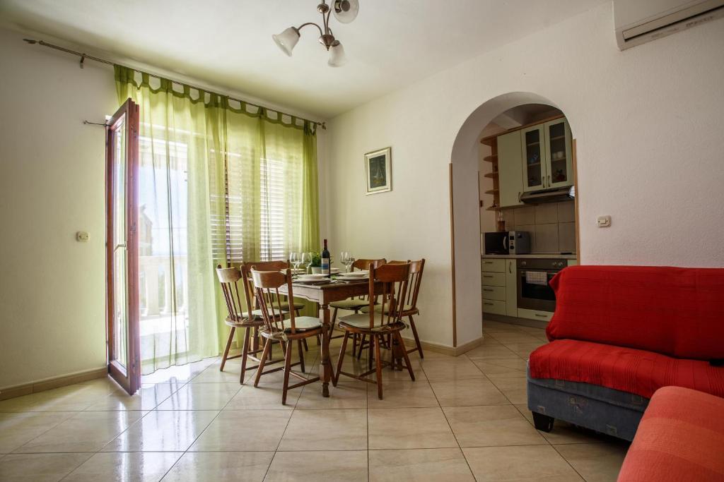 Fotografia z galérie ubytovania Apartments with a parking space Nemira, Omis - 15727 v Omise