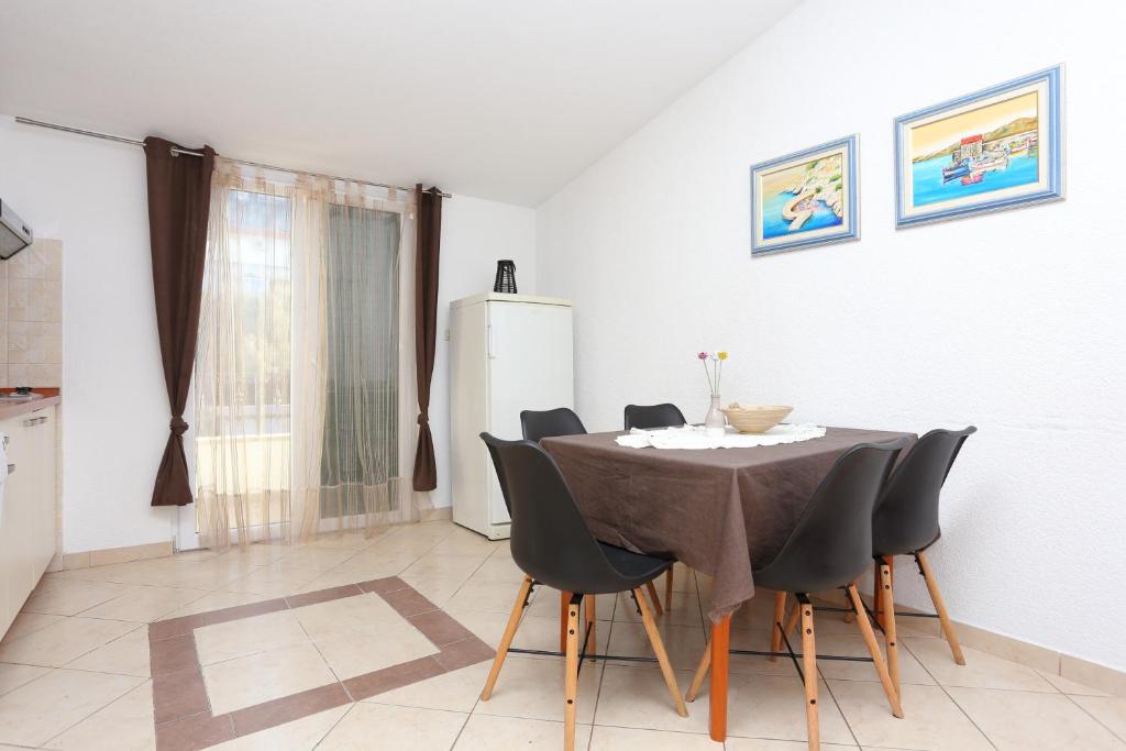 Fotografia z galérie ubytovania Apartments with a parking space Makarska - 15763 v destinácii Makarska