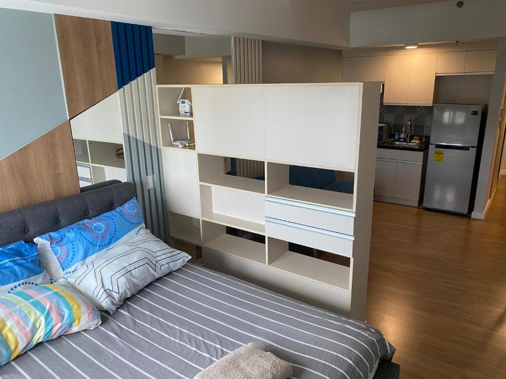 Ένα ή περισσότερα κρεβάτια σε δωμάτιο στο abreeza chills place 1519