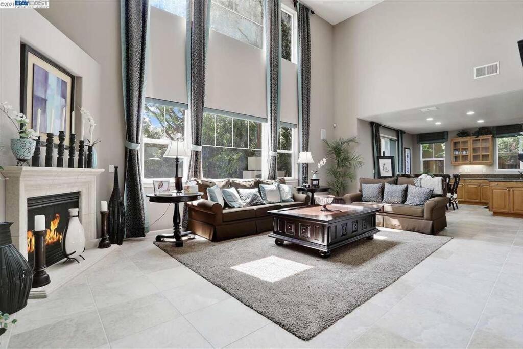 Cheerful Executive 4-bedroom residential home - Housity