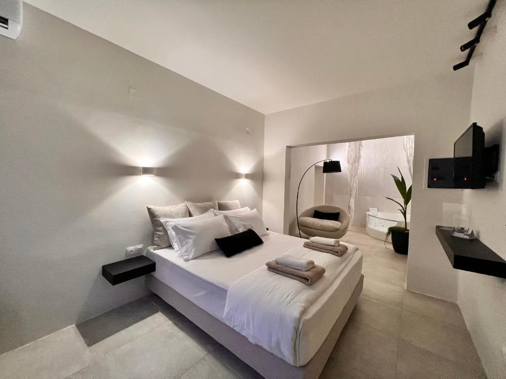 Perla Coco Jacuzzi Suites tesisinde bir odada yatak veya yataklar