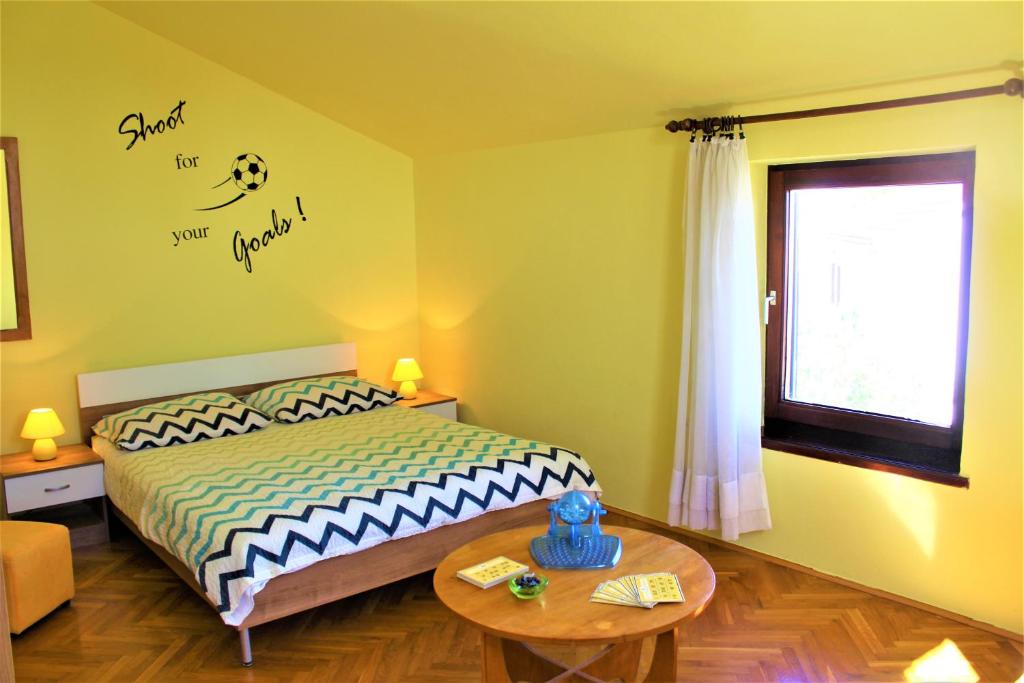 Postel nebo postele na pokoji v ubytování Apartments with a parking space Primosten - 15499