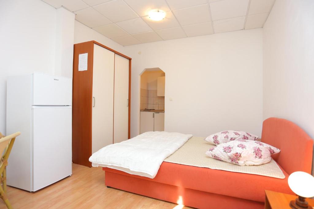 Posteľ alebo postele v izbe v ubytovaní Apartments with a parking space Dugi Rat, Omis - 15417