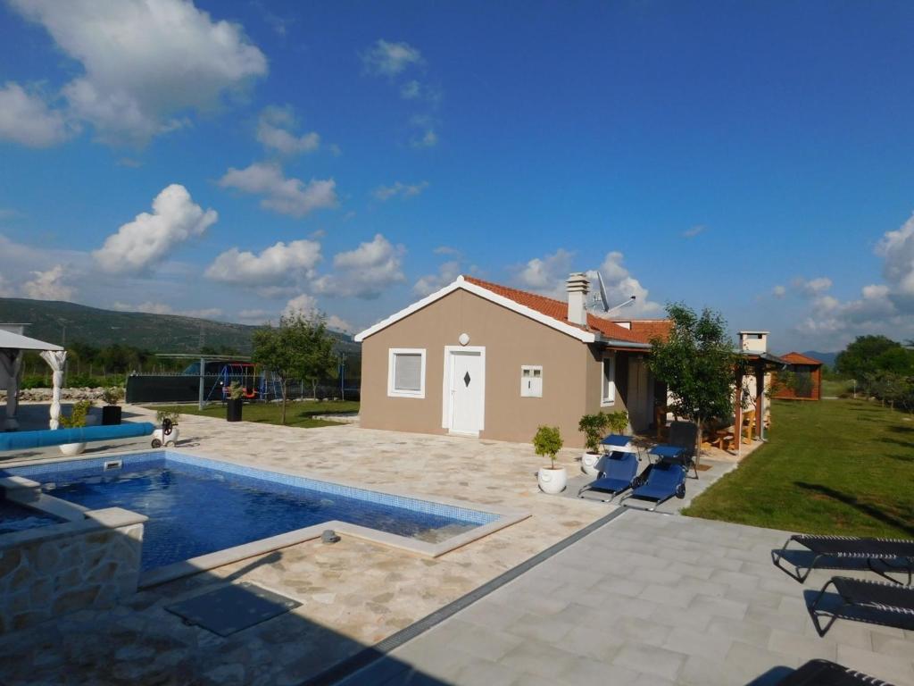 Bazén v ubytování Family friendly house with a swimming pool Radosic, Zagora - 15891 nebo v jeho okolí