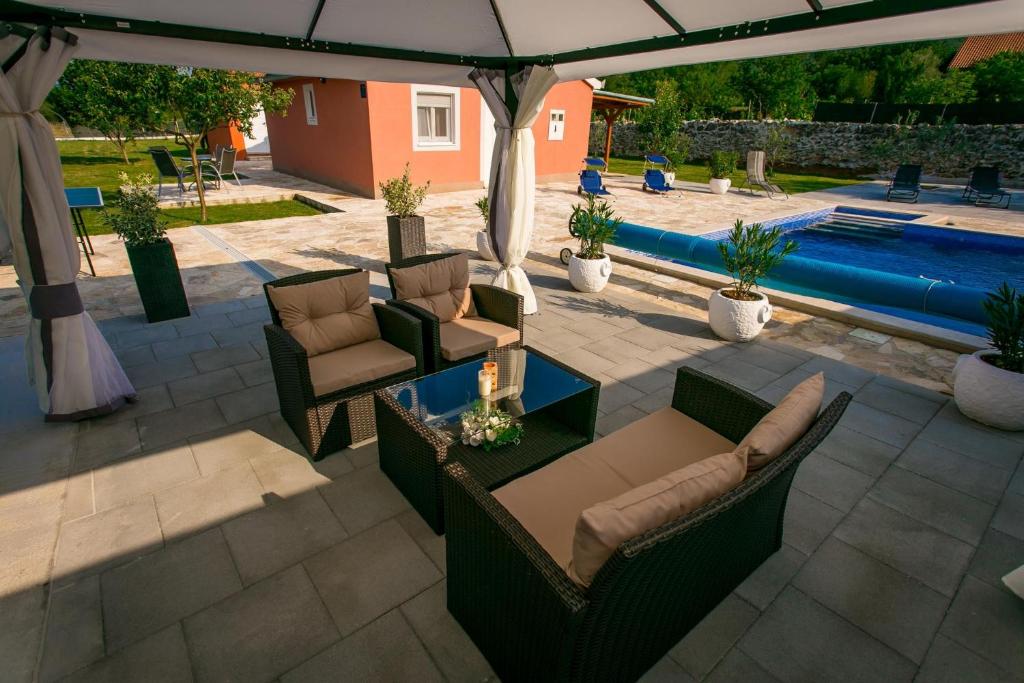 Bazén v ubytování Family friendly house with a swimming pool Radosic, Zagora - 15891 nebo v jeho okolí