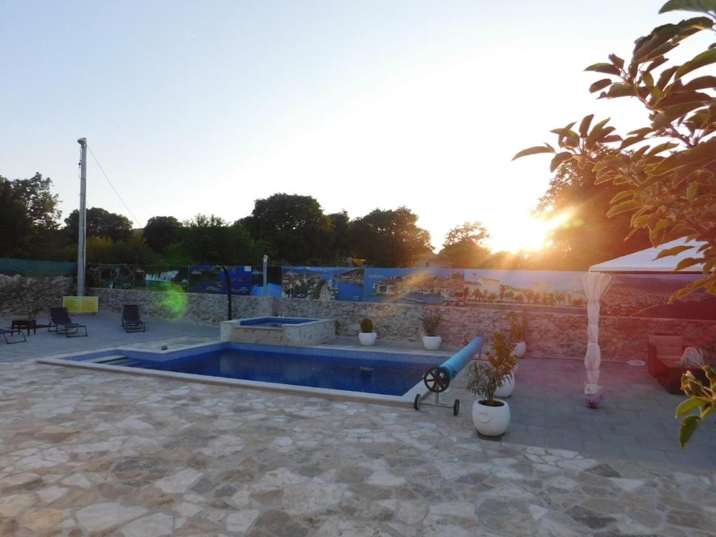 Bazén v ubytování Family friendly house with a swimming pool Radosic, Zagora - 15891 nebo v jeho okolí