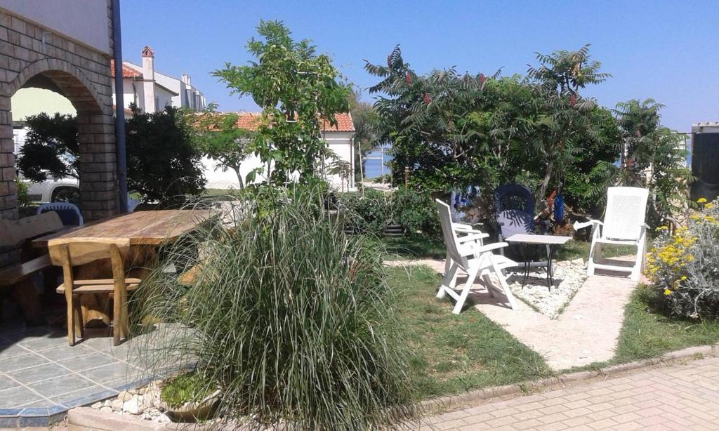 Vonkajšia záhrada v ubytovaní Apartments by the sea Nin, Zadar - 15842