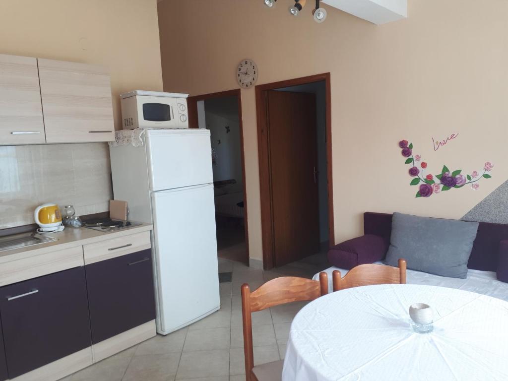 Kuchyňa alebo kuchynka v ubytovaní Apartments by the sea Nin, Zadar - 15842