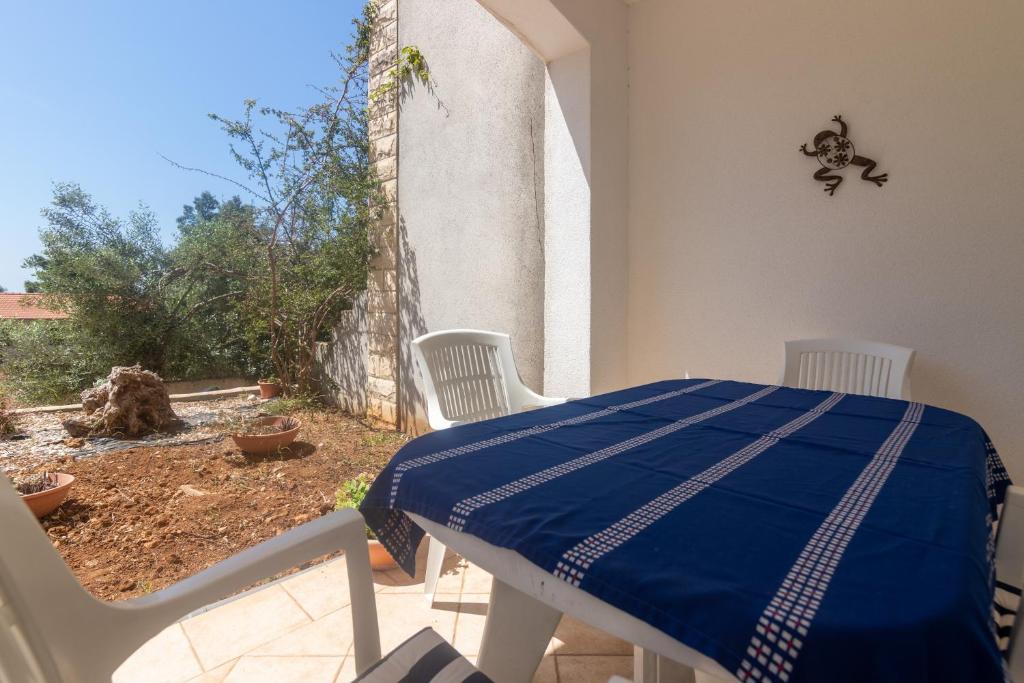 Zdjęcie z galerii obiektu Apartments with a parking space Ivan Dolac, Hvar - 15784 w mieście Ivan Dolac