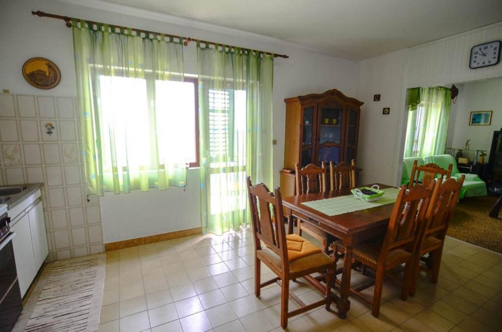 kuchnia i jadalnia ze stołem i krzesłami w obiekcie Apartments by the sea Prigradica, Korcula - 15792 w mieście Blato