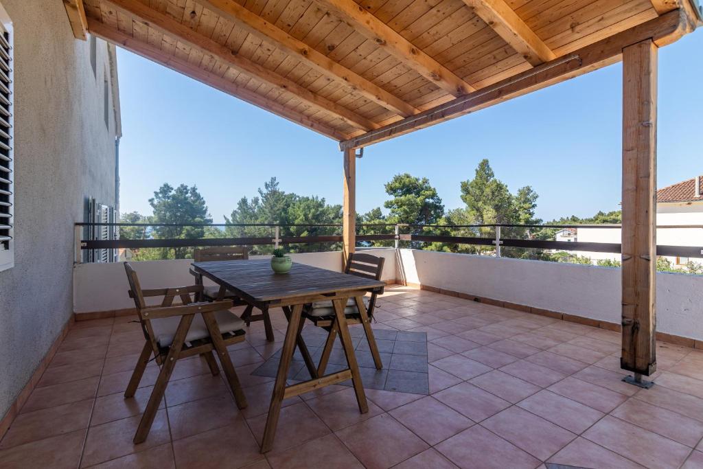 Balkon lub taras w obiekcie Apartments with a parking space Ivan Dolac, Hvar - 15784