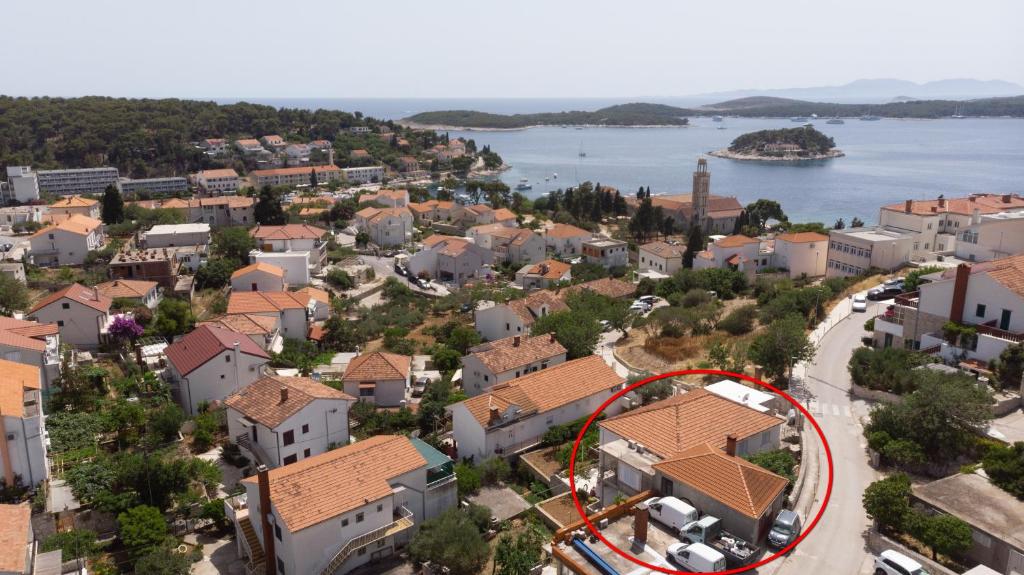 een luchtzicht op een stad met een rode cirkel bij Apartments and rooms with parking space Hvar - 15706 in Hvar