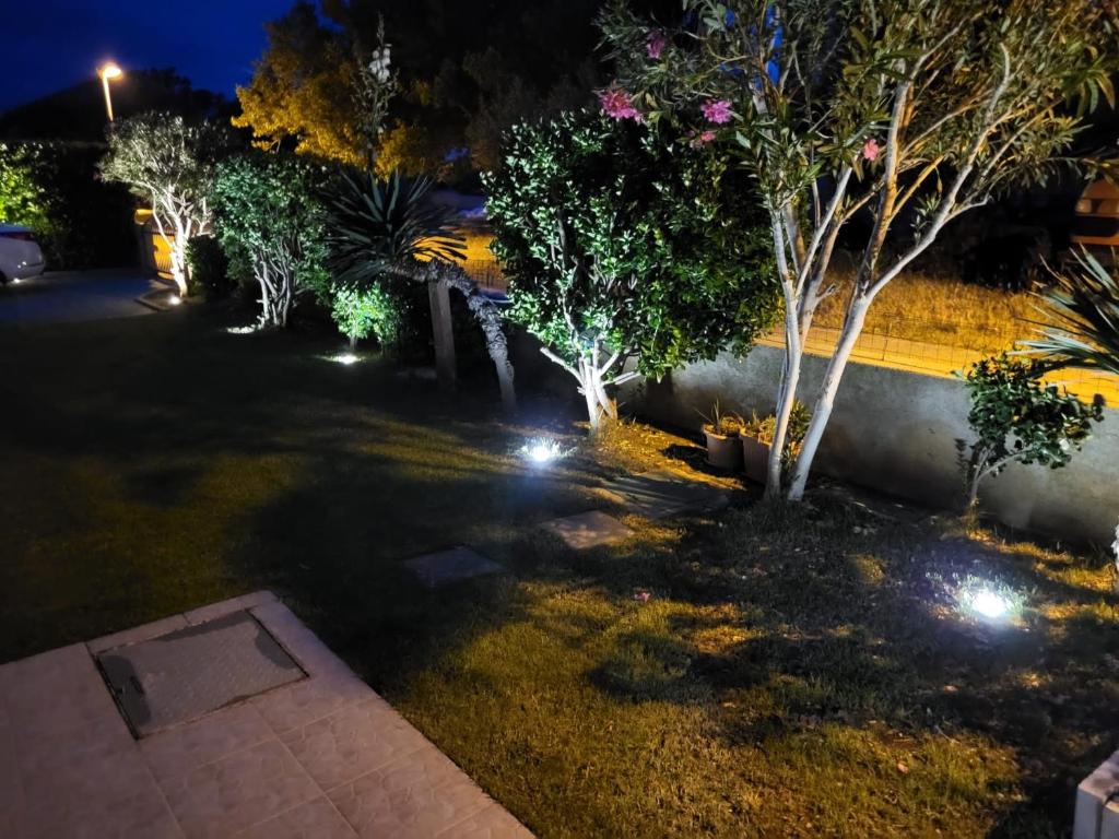 Vonkajšia záhrada v ubytovaní Apartments with a parking space Nin, Zadar - 15861