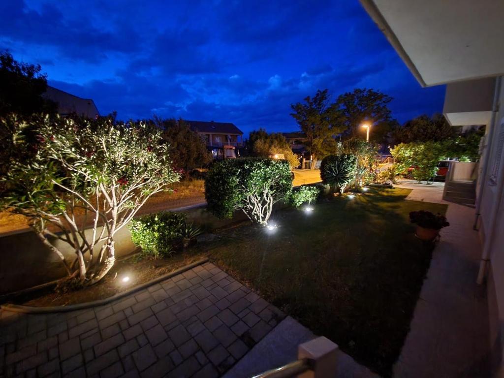 Vonkajšia záhrada v ubytovaní Apartments with a parking space Nin, Zadar - 15861