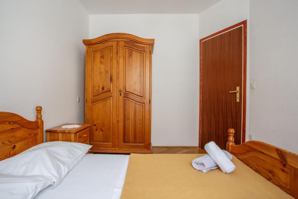 Apartments with parking space Nemira, Omis - 15727 - Two-Bedroom Apartment With Balcony And Sea View