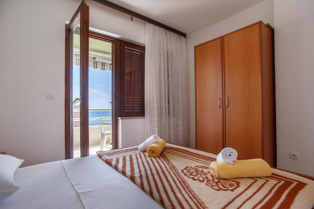Apartments with parking space Nemira, Omis - 15727 - Two-Bedroom Apartment With Balcony And Sea View