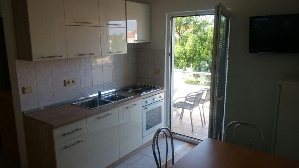 Kuchyňa alebo kuchynka v ubytovaní Apartments with a parking space Nin, Zadar - 15861