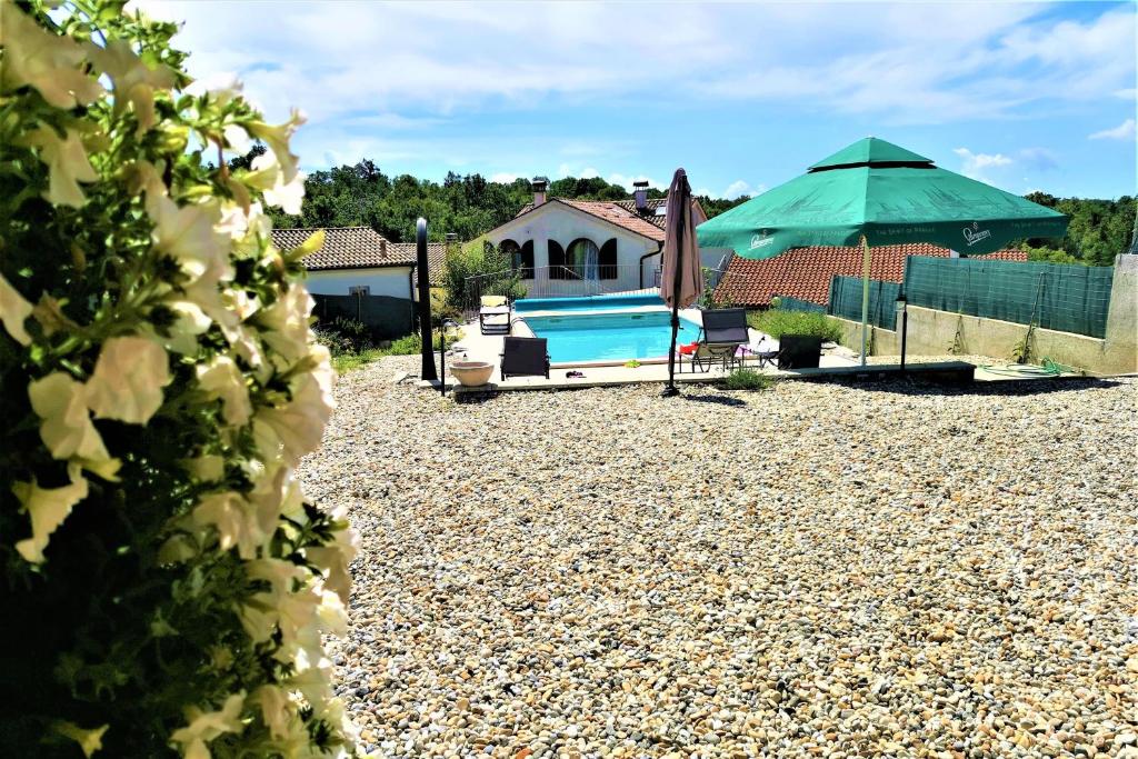 Bazén v ubytování Family friendly house with a swimming pool Ruzici, Opatija - 16202 nebo v jeho okolí