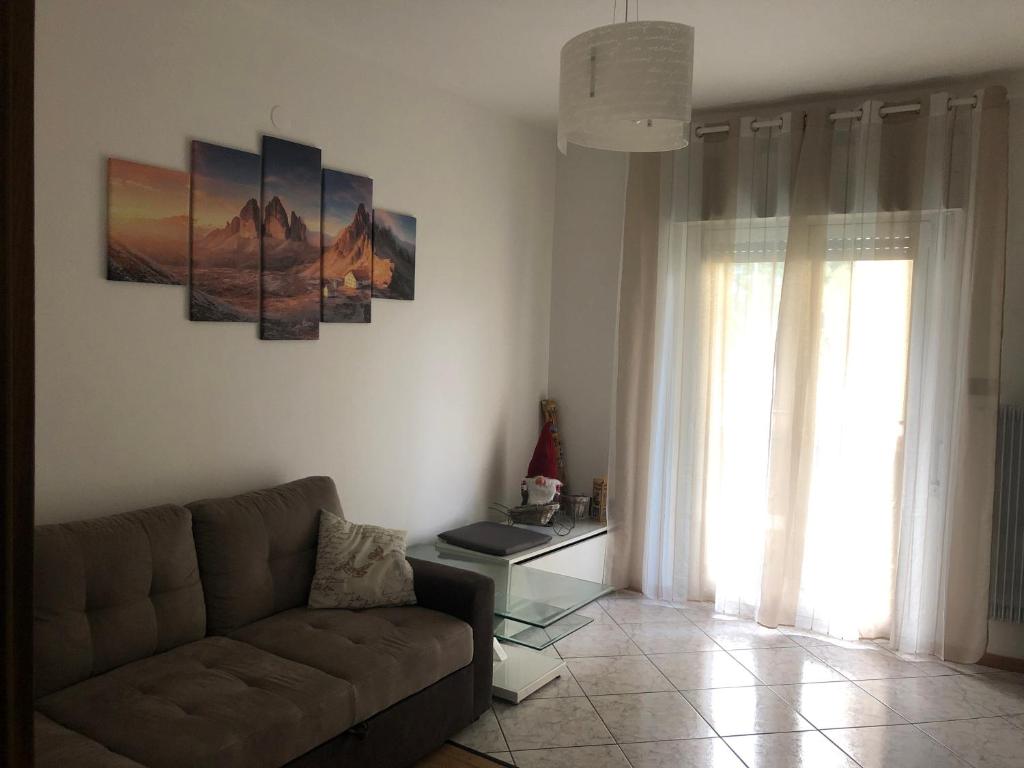 salon z kanapą i oknem w obiekcie Casa di Max - private room in apartment with shared bathroom FREE PARKING w mieście Bolzano