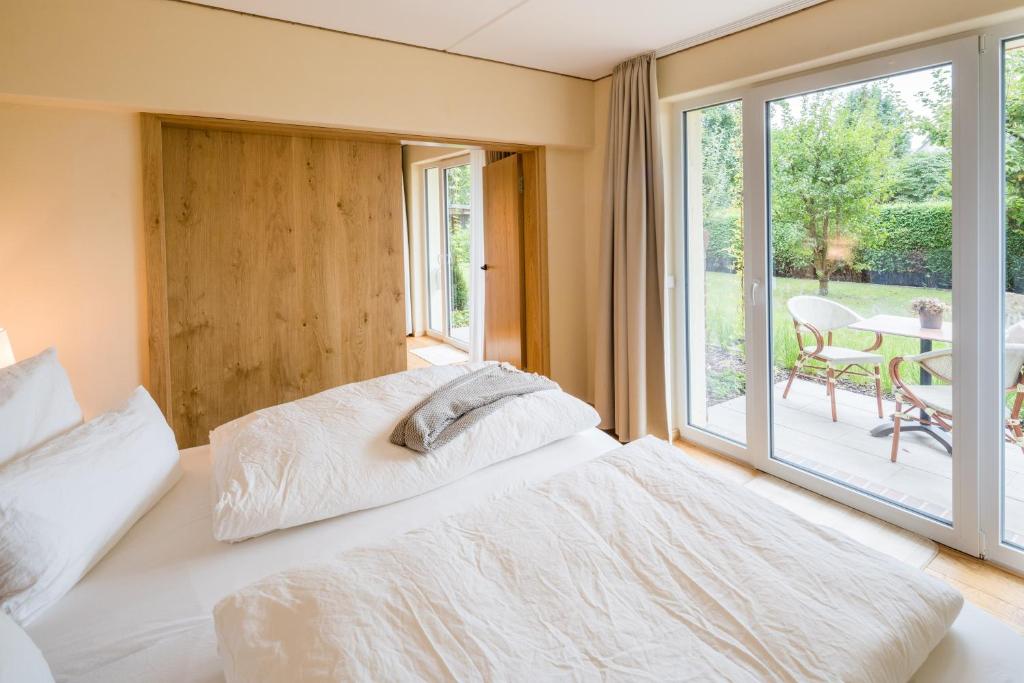 Parkhotel Jever - King Room With Roll-In Shower - Disability Access