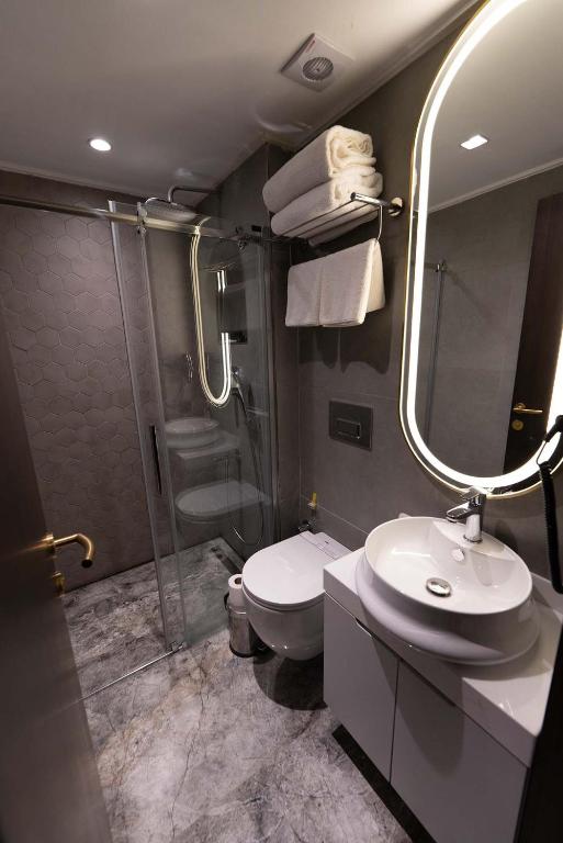 Koupelna v ubytování Costera Hotel
