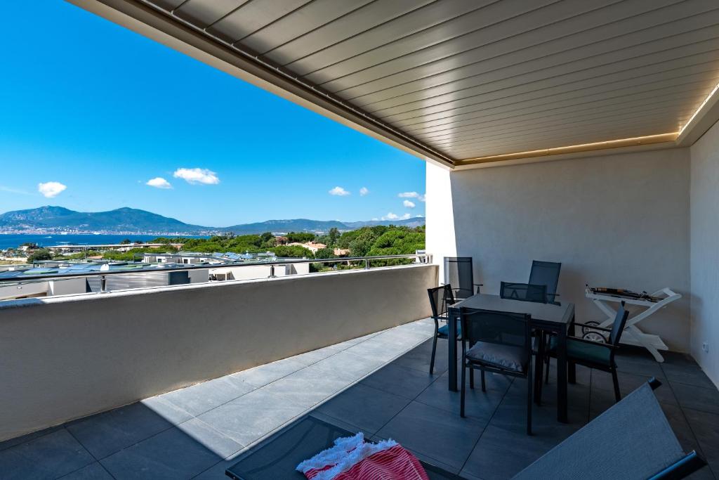 a balcony with a table and chairs and a view at Vita in Grosseto-Prugna