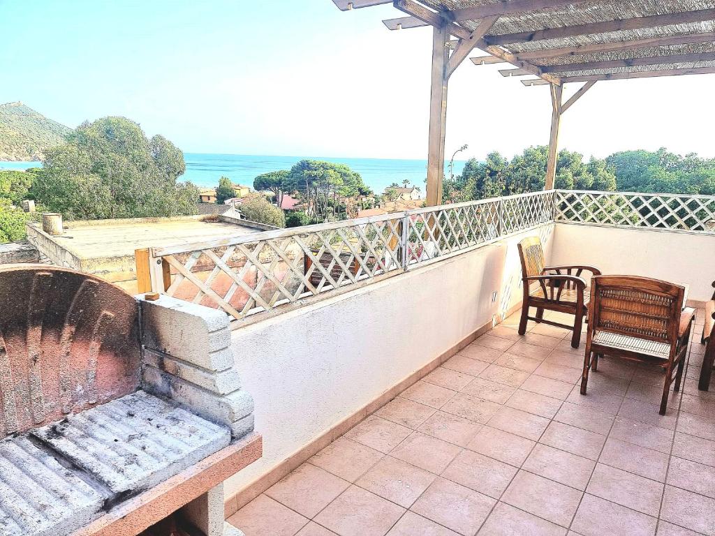 Balkón nebo terasa v ubytování Stylish home with views 4 min walk to the beach!!