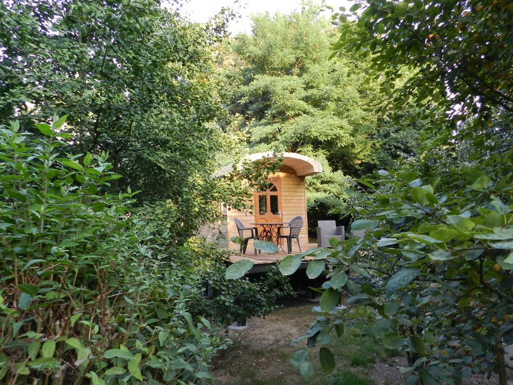 eine kleine Hütte inmitten der Bäume in der Unterkunft Gîte Les Marlières in Esquéhéries