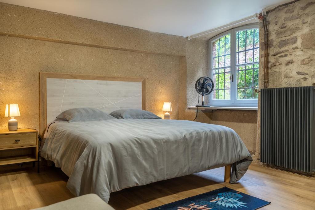 Posteľ alebo postele v izbe v ubytovaní Le Place Du Bourg Appartement T2 Centre Historique Rodez