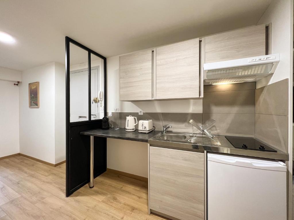 Kuchyňa alebo kuchynka v ubytovaní Le Place Du Bourg Appartement T2 Centre Historique Rodez