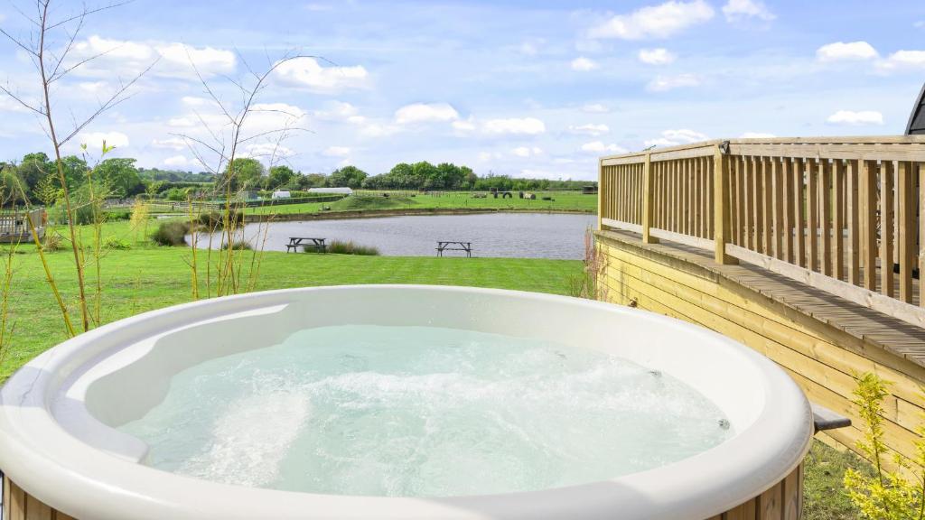Jacuzzi Coop () Jacuzzi Coop