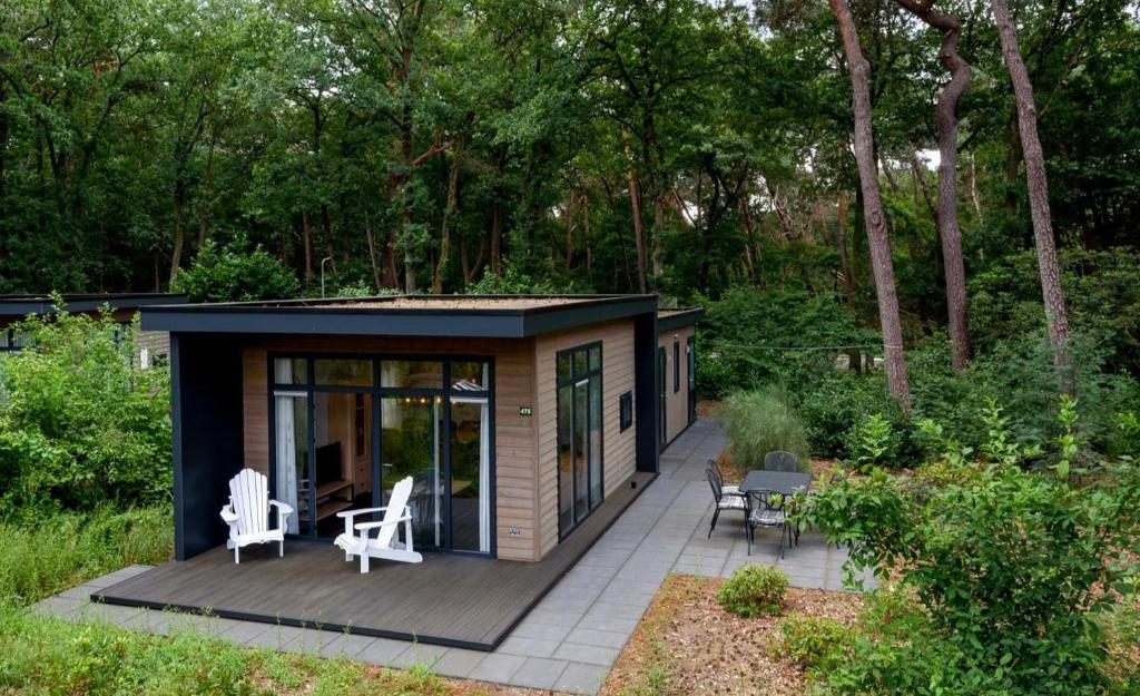 een tiny house met een terras en een patio bij Forestlodge in het Vechtdal - 5 persoons in Hardenberg